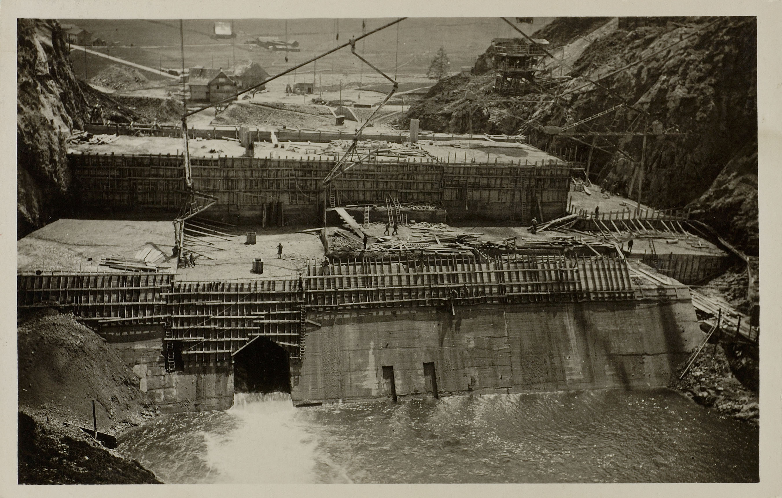 Baustelle der grossen Staumauer im Schräh