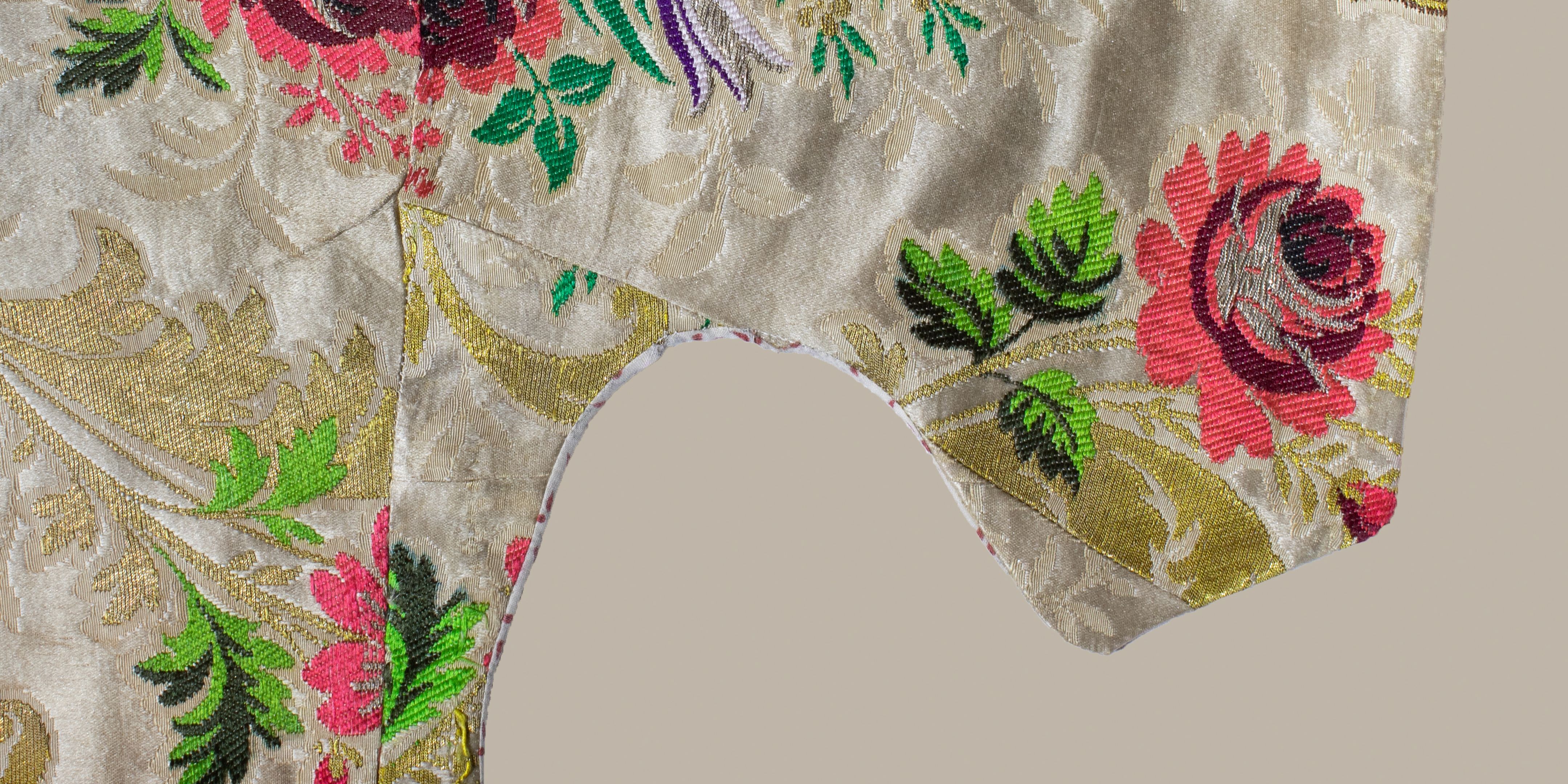 Kleid der Einsiedler Madonna gefertigt aus dem Stoff einer ehemaligen Prozessionsfahne