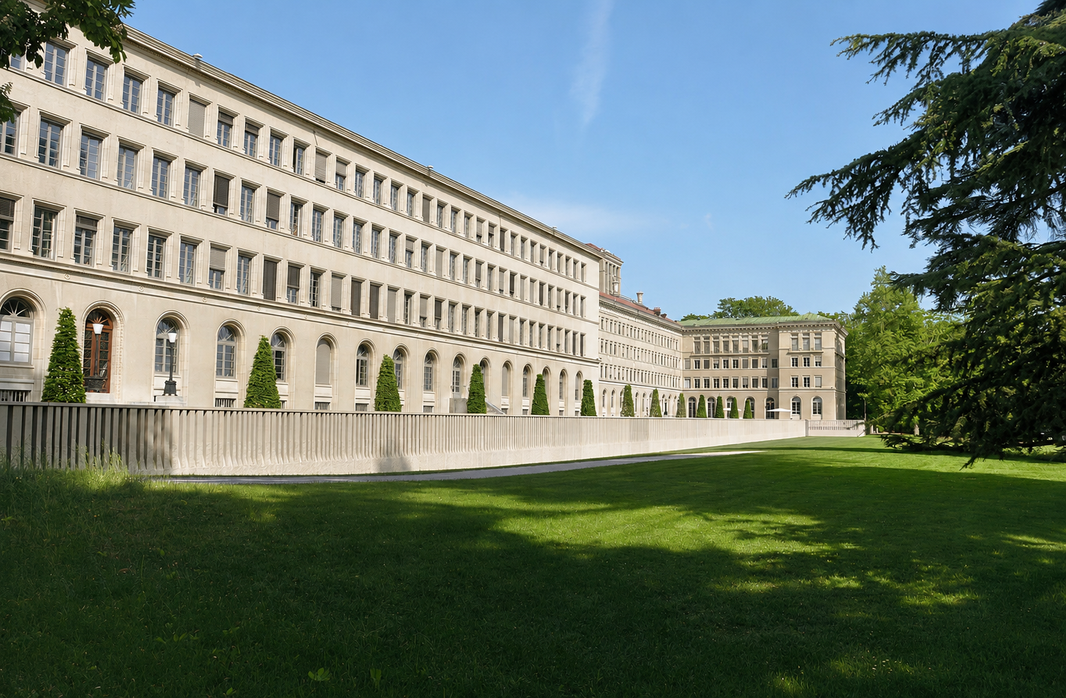 Vue du bâtiment depuis le parc
