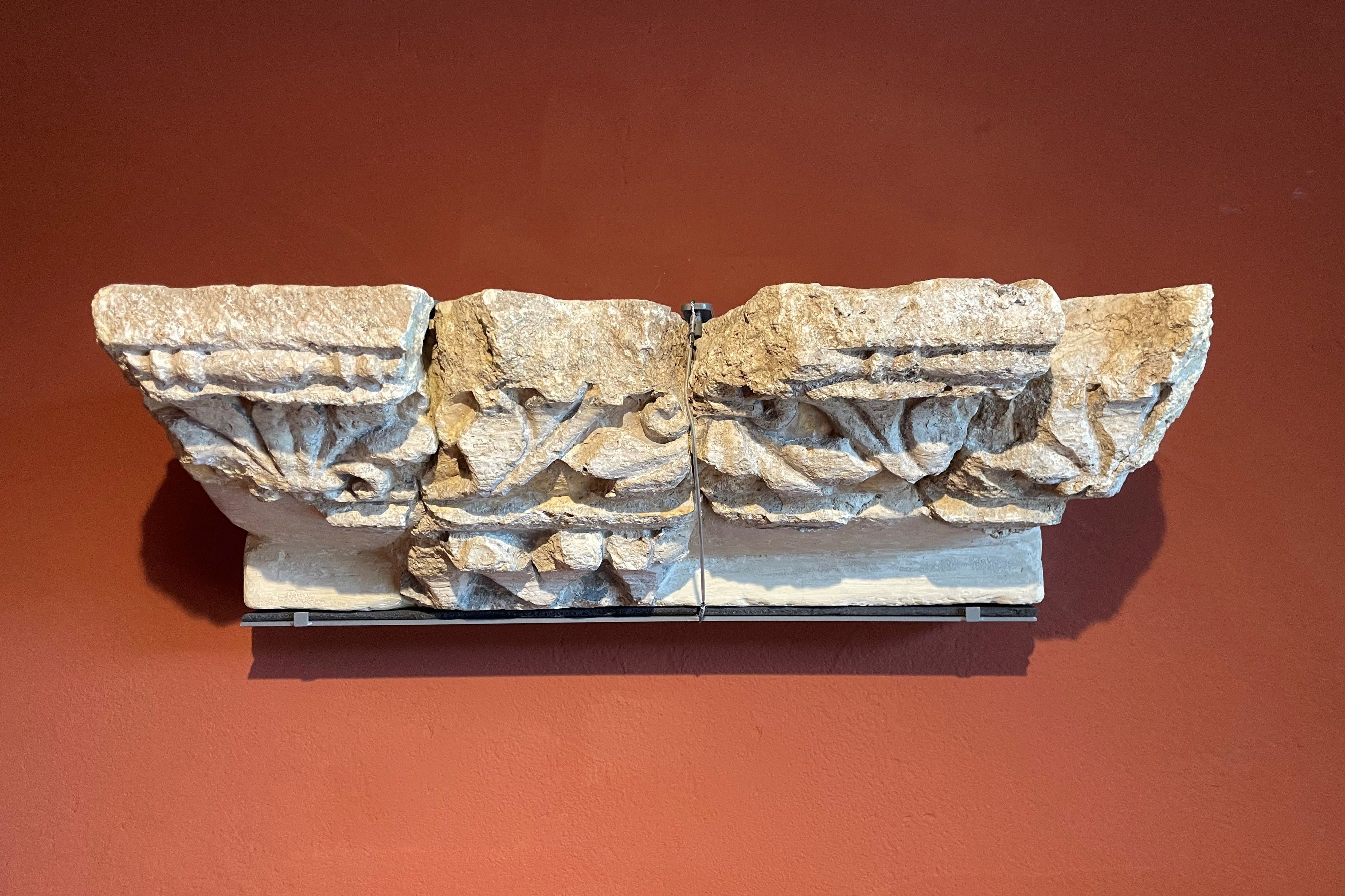 Kunst am Bau: Dieses ursprünglich farbig bemalte Gesims zierte vermutlich zuerst ein luxuriöses Gebäude, bevor Fragmente davon später in einem Tempel verbaut wurden.