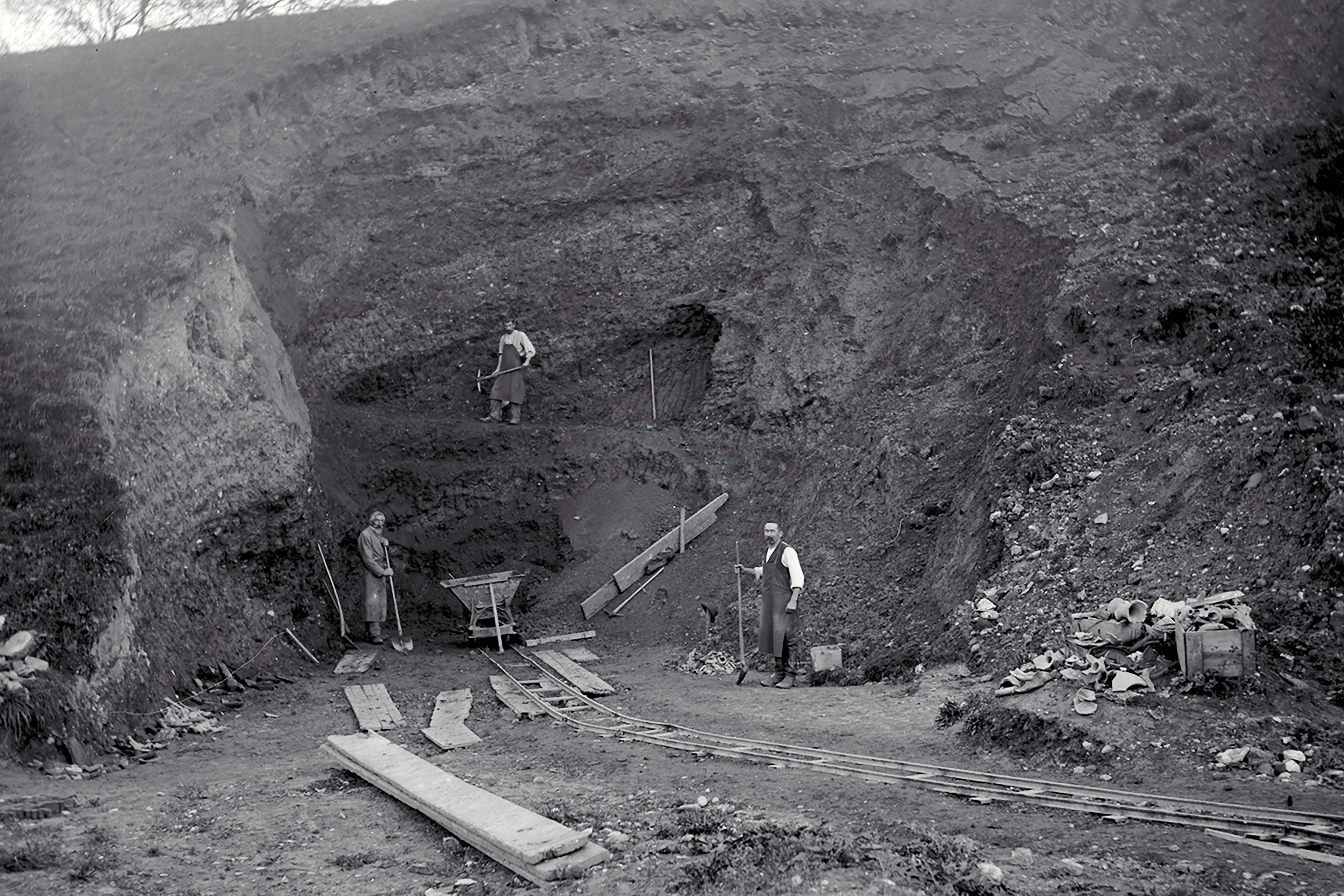 Ausgrabungen am Schutthügel in den 1940er-Jahren. Damals kamen neben Patienten der psychiatrischen Klinik Königsfelden auch polnische Internierte als Ausgräber zum Einsatz.