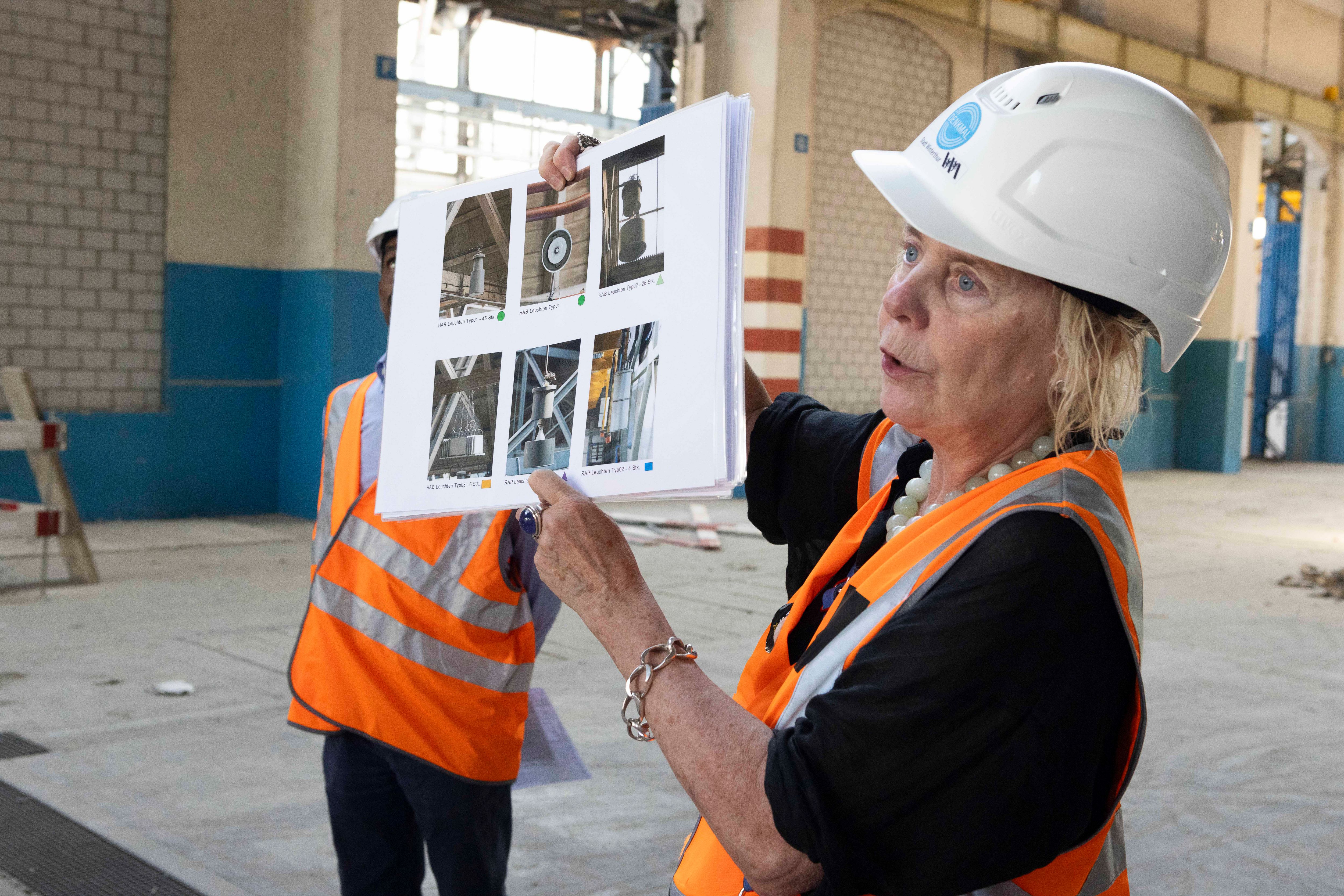 Eine Denkmalpflegerin erklärt ihre Arbeit und zeigt Bilder