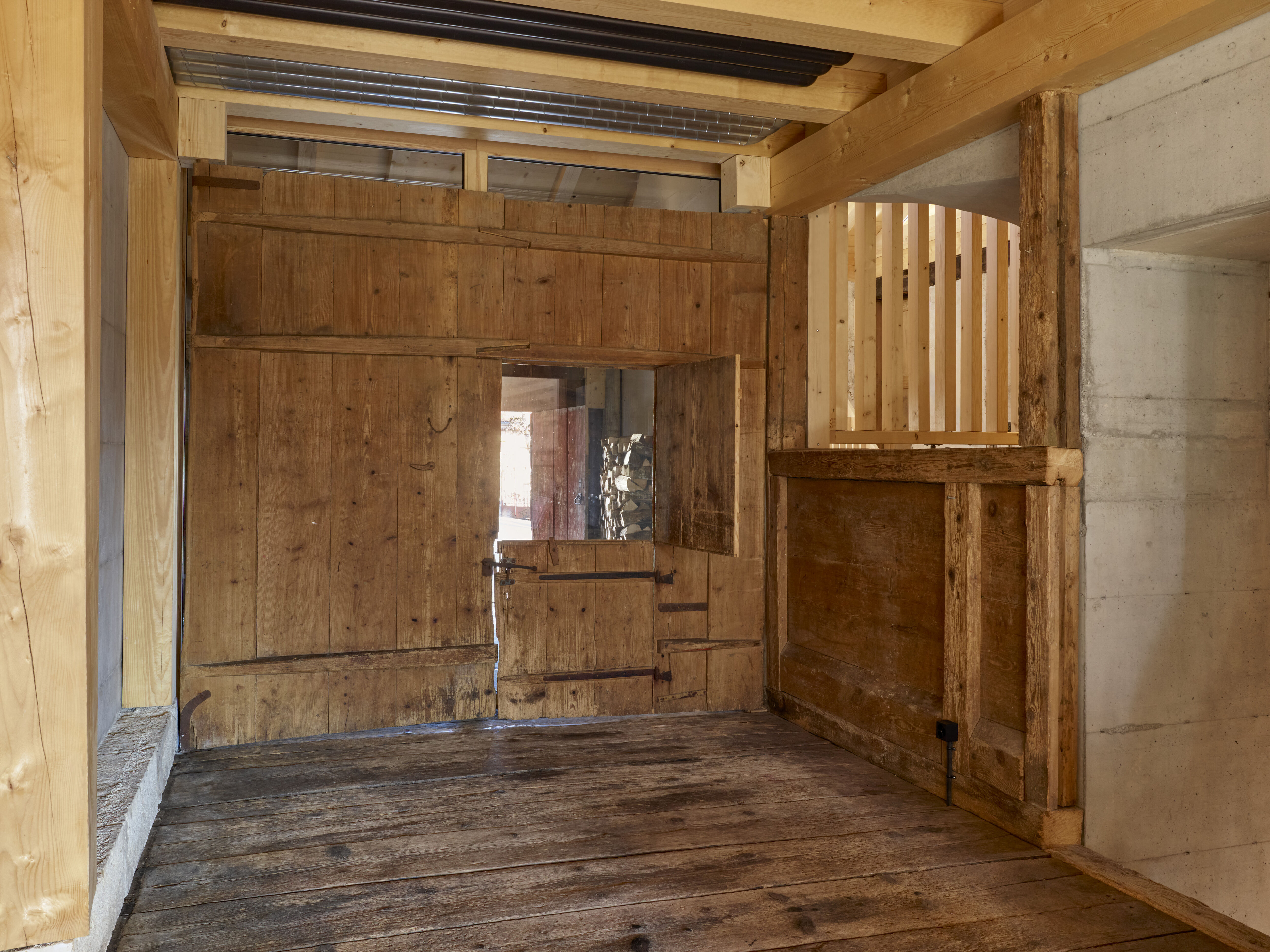Ancienne porte de grange et sol de battage en bois restaurés  