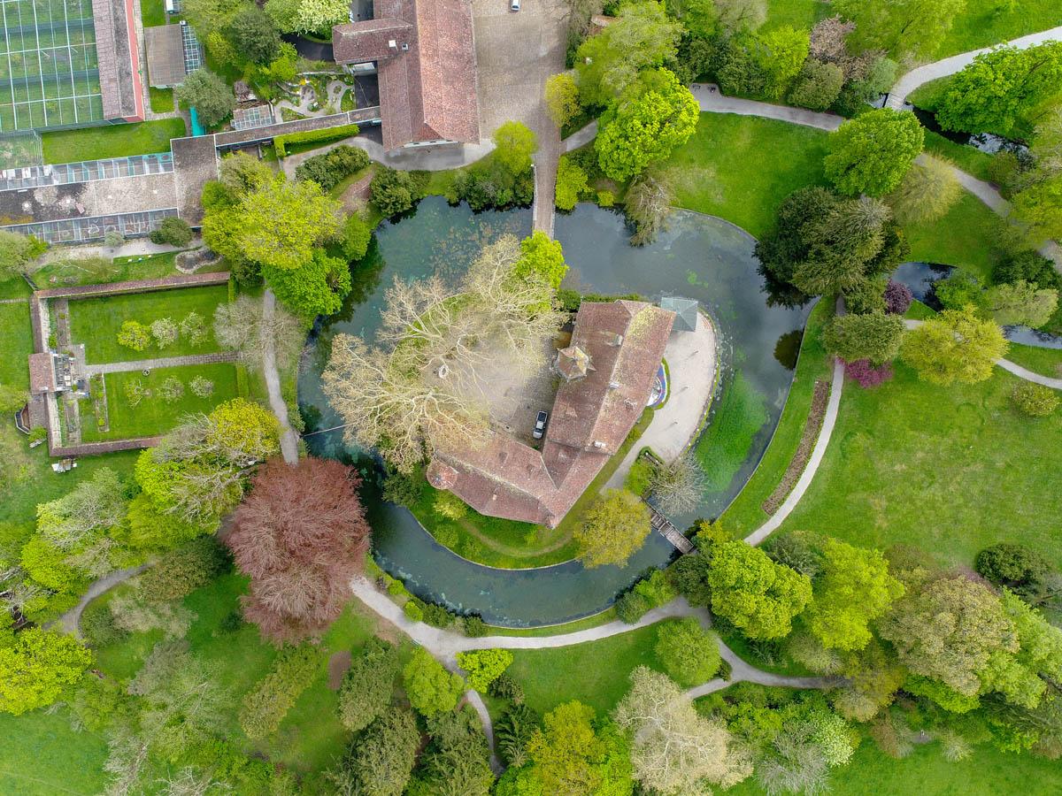 Schloss Landshut mit Schlossteich und Wasserläufen