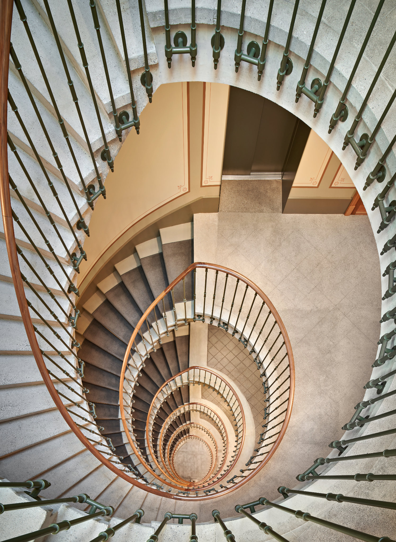 Kampagnenbild ETD 2025: Treppe im ehemaligen Hotel Metropol in Bern.