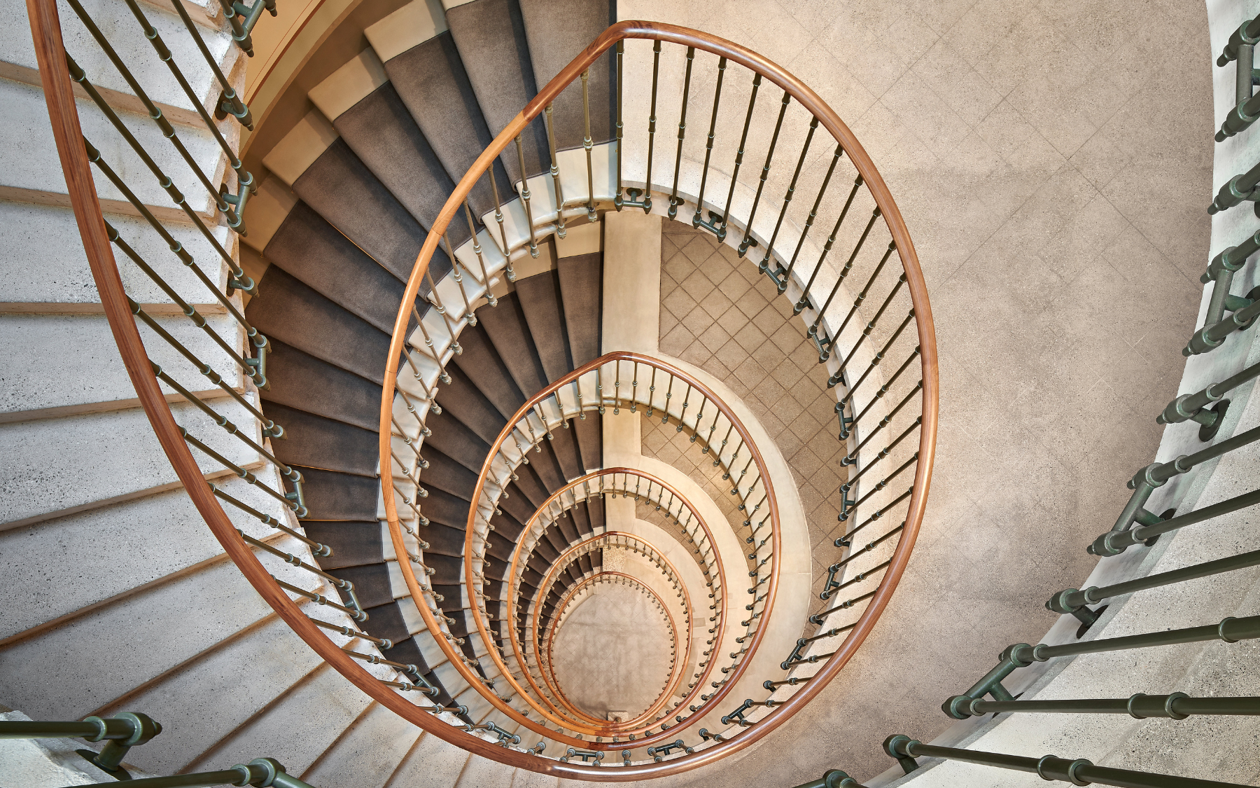 Soggetto del cartellone GEP 2025: Tromba delle scale in quello che fu l’Hotel Metropole nella città vecchia di Berna.