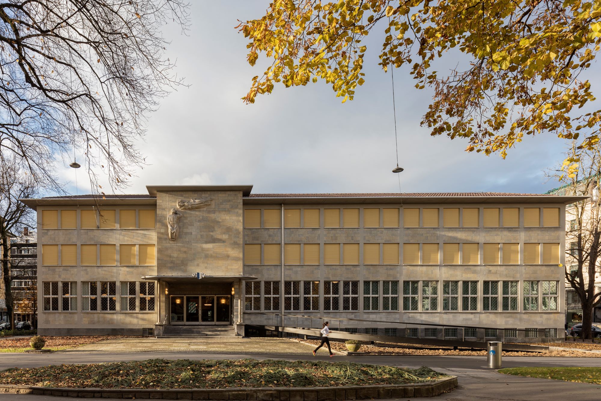 Auf dem Bild ist der Haupteingang der Zentral- und Hochschulbildung in Luzern.